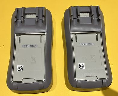 Zwei Akku-Ladegeräte oder Akku-Packs