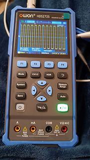 Handheld-Oszilloskop Owon HDS272S mit Rechtecksignal