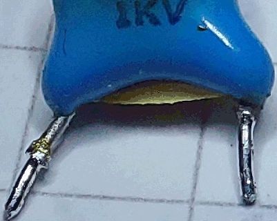 Nahaufnahme eines blauen Bauteils mit Lötstellen