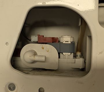 Innenansicht einer Waschmaschine mit Wasserpumpe