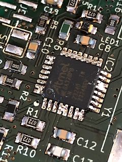 Nahaufnahme einer Leiterplatte mit ATmega328P Mikrocontroller