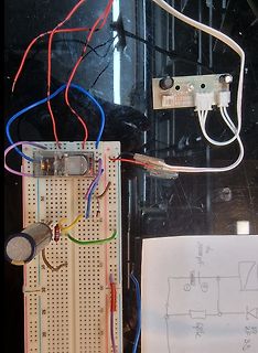 Elektronikaufbau auf Breadboard mit Zeichnung