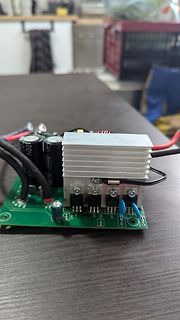Leiterplatte eines Schaltnetzteils mit Kühlkörper und Elektrolytkondensatoren