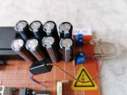 Nahaufnahme einer Leiterplatte mit Elektrolytkondensatoren