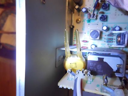 Innenansicht eines elektronischen Geräts mit Bauteilen