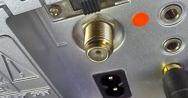 Rückseite eines elektronischen Geräts mit Anschlüssen