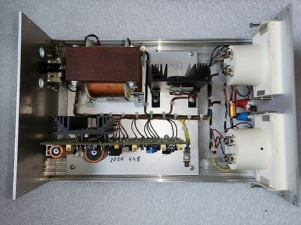 Innenansicht eines Netzteils mit Transformator und Kühlkörpern