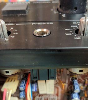 Nahaufnahme eines geöffneten Audiogeräts mit Platine