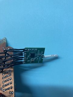 Leiterplatte mit Kabeln und Sensor