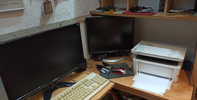 Arbeitsplatz mit Monitoren, Tastatur, Maus und Drucker