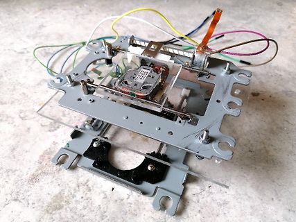 Mechanische Halterung mit Elektronik und Kabeln