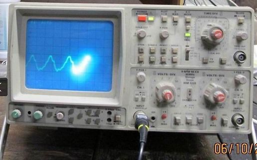 Analoges Oszilloskop mit Sinuswelle auf dem Bildschirm