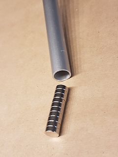 Metallrohr und Magnetstab
