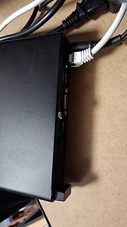 Anschlüsse eines schwarzen Elektronikgeräts mit Kabeln