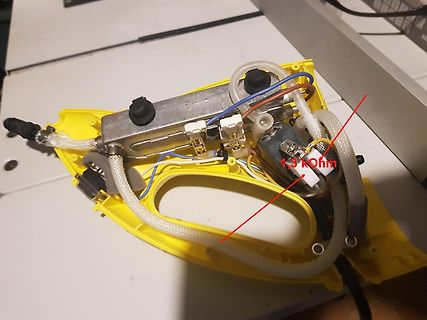 Elektronikaufbau mit Schläuchen und Widerstandsbeschriftung