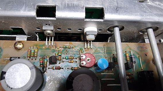 Nahaufnahme einer bestückten Leiterplatte mit elektronischen Bauteilen