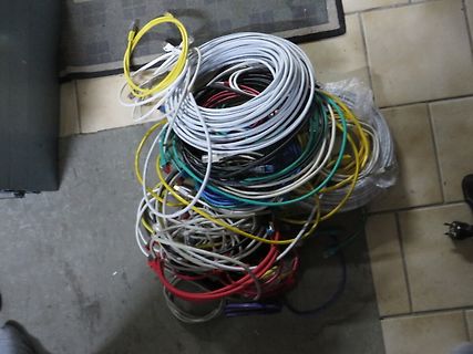 Haufen verschiedener Kabel und Leitungen