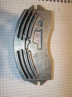 Metallisches Bauteil auf Karopapier