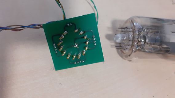 Leiterplatte mit Lötstellen und Elektronenröhre