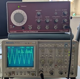 Funktionsgenerator und Oszilloskop auf Werkstatt-Tisch