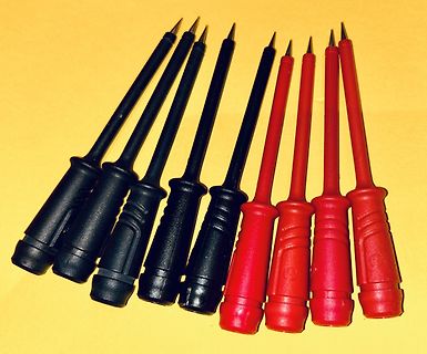 Mehrere Prüfspitzen in Schwarz und Rot