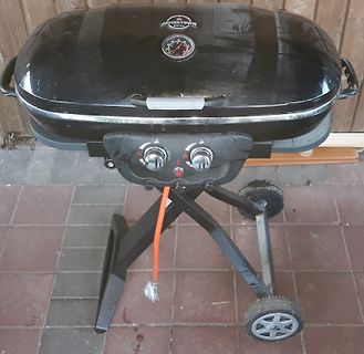 Schwarzer Gasgrill auf Rädern
