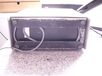 Rückseite eines elektronischen Geräts mit Kabel