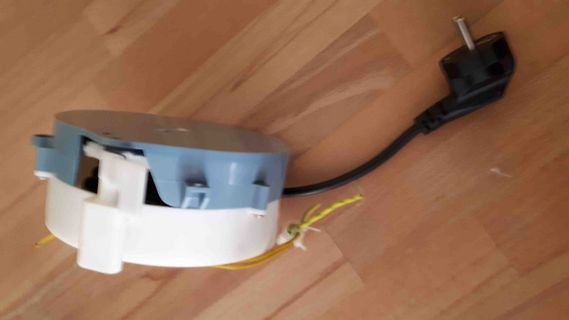 Geöffnetes Netzteil mit Netzkabel und Stecker