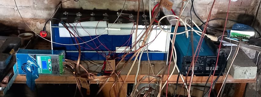Aufbau mit Batterien, Wechselrichtern und Verkabelung