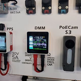 Elektronische Messgeräte und Komponenten an einer Wand