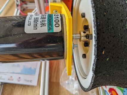 Elektromotor mit Rad und gelber Halterung