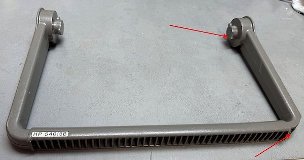 Metallrahmen mit Beschriftung