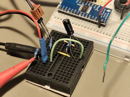 Aufbau auf Breadboards mit Widerständen und Bauteilen