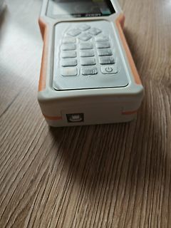 Handheld-Messgerät auf Holztisch