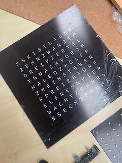 Schwarze Platte mit weißem Text