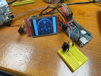 Mikrocontroller-Aufbau mit Display und Breadboard