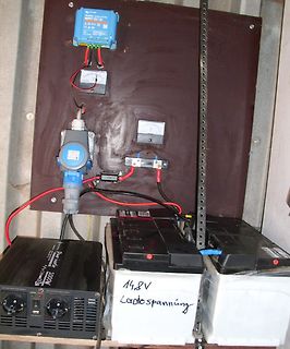 Aufbau einer Solar-Ladestation mit Batterien und Wechselrichter