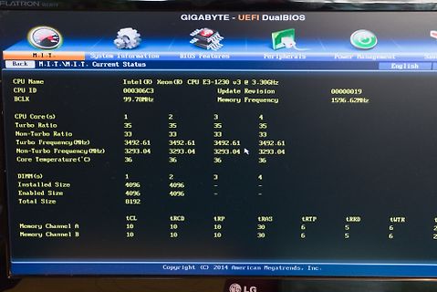 Foto eines BIOS-Bildschirms mit CPU- und RAM-Informationen