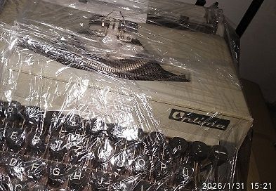 Schreibmaschine unter Plastikfolie