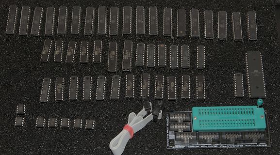 Verschiedene Mikrocontroller und ICs auf dunklem Untergrund