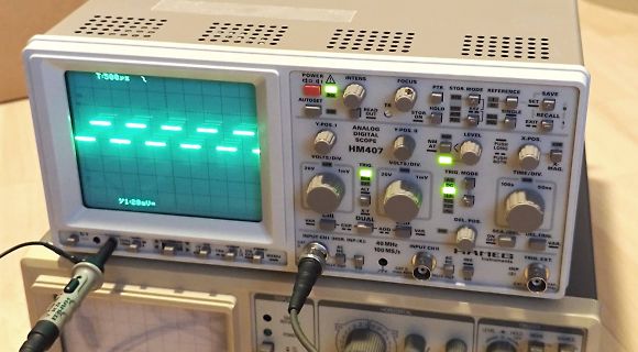 Hameg HM407 Oszilloskop mit Signal auf Display