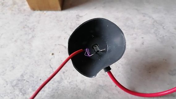 Rote Kabel in schwarzem Kunststoffgehäuse