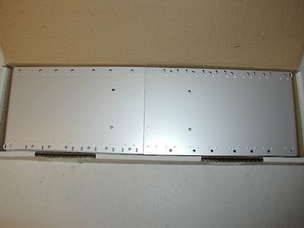Zwei silberne Metallplatten in einem Karton
