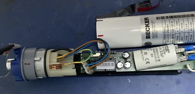 Becker Tubular Motor und Leiterplatte mit Verkabelung