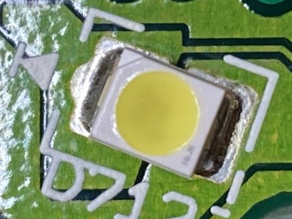 Makroaufnahme einer SMD-LED auf einer Leiterplatte