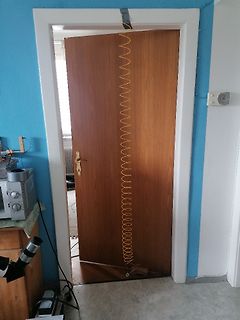 Spiralkabel an einer geschlossenen Holztür