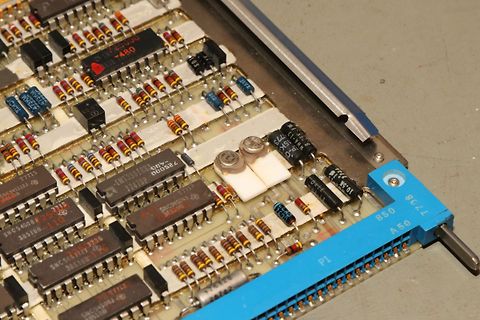 Nahaufnahme einer bestückten Leiterplatte mit integrierten Schaltkreisen