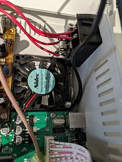 Innenansicht eines elektronischen Geräts mit Lüfter und Leiterplatten