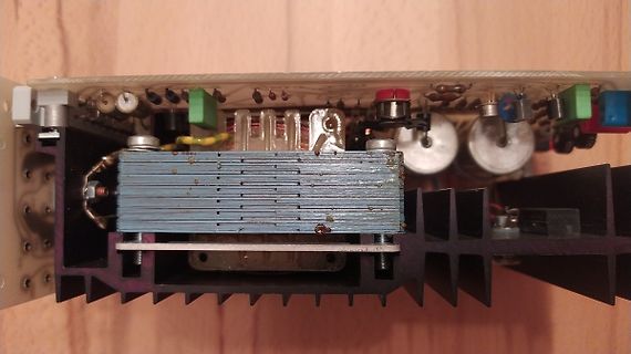 Innenansicht eines elektronischen Geräts mit Kühlkörpern
