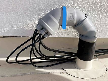 Kabeldurchführung mit Bogen und schwarzen Kabeln